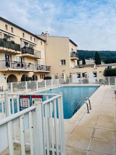 - une piscine en face de certains bâtiments dans l'établissement Maison 2 P- Peymeinade lotissement avec Piscine, à Peymeinade