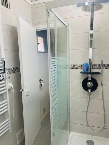 une salle de bain avec une douche avec une porte vitrée dans l'établissement Maison 2 P- Peymeinade lotissement avec Piscine, à Peymeinade