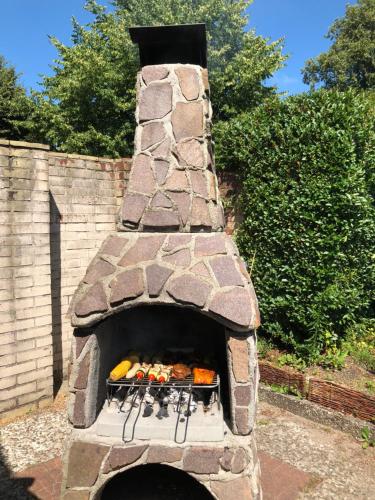 Kemudahan BBQ tersedia untuk tetamu di rumah percutian