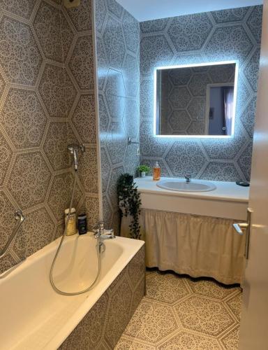 une salle de bain avec une baignoire et un lavabo dans l'établissement 115 Rue Vauban, à Lyon