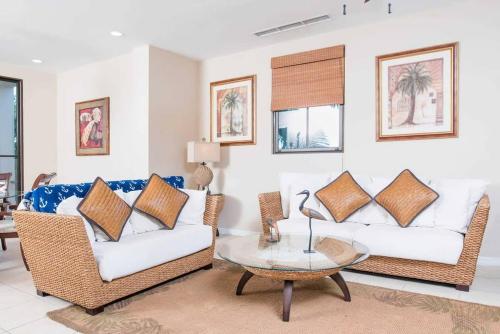 Una sala de estar con dos sofás y una mesa. en Dazzling End Unit in Coco with Lots of Windows and Light Sleeps 8, en Coco