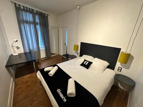une chambre avec un grand lit et un bureau dans l'établissement LE Cosy de Grammont T2, à Tours