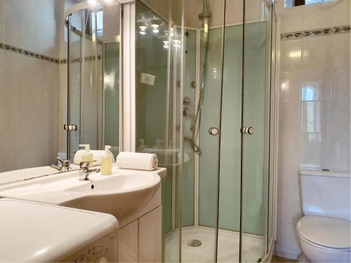 een badkamer met douche, wastafel en toilet bij La Roche 8 in Aigues-Vives