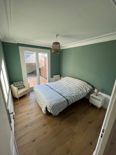 une chambre avec un lit dans une pièce avec une fenêtre dans l'établissement Maison 3ch avec garage, à Saint-Pavace