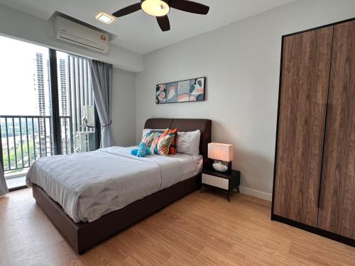 Postel nebo postele na pokoji v ubytování Design Haven Suite - Contemporary Comfort for 2 at Subang Jaya