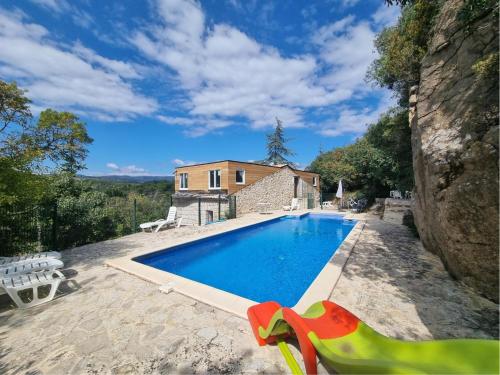 une piscine devant une maison dans l'établissement La Roche 8, à Aigues-Vives