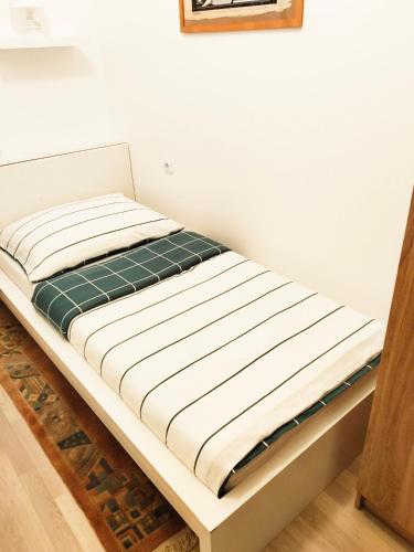 Una cama o camas en una habitación de Favorit-Rooms Direkt Metro-U1 best connection to Centralstation and City-Center