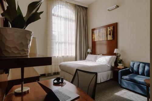 フィラデルフィアにあるClub Quarters Hotel Rittenhouse Square, Philadelphiaのベッドと机があるホテルの部屋