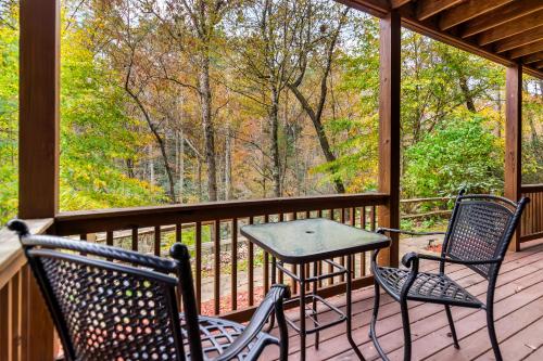 Un balcón o terraza de Amazing Creek View Cabin w/ Hot Tub, Firepit & Pool Table