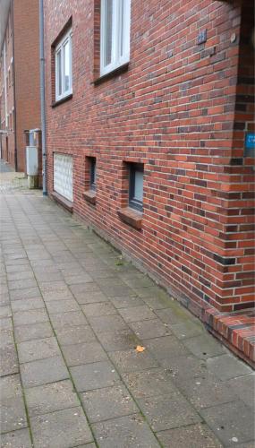 a brick building with windows on the side of it at Charmantes EG-Apartment nahe Südstrand und City in Wilhelmshaven