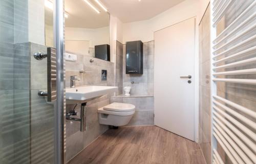 un bagno con un water e un lavandino di Ostseebad-Zinnowitz-Wohlige-Ferienwohnung-Abendmond a Zinnowitz