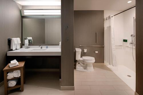 Ванная комната в Courtyard by Marriott Atlanta Vinings/Galleria