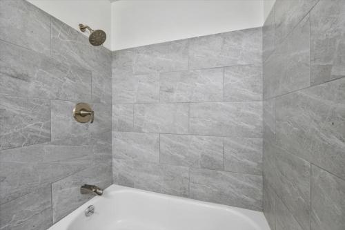 Ένα μπάνιο στο Spacious Alpharetta 3bedroom Home
