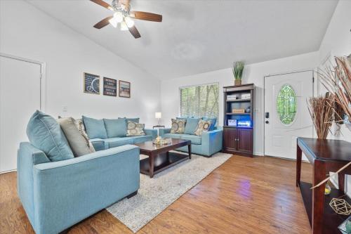 Χώρος καθιστικού στο Spacious Alpharetta 3bedroom Home