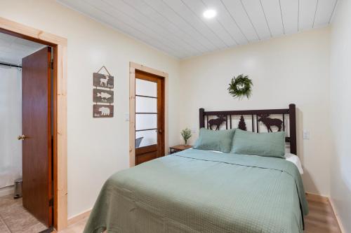 Postel nebo postele na pokoji v ubytování Squam waterfront 2 bed 2 bath (Suite 9)
