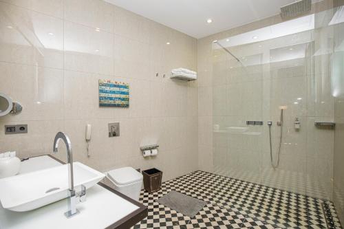 beautiful trendy spacious apartment very central location