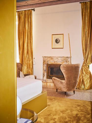 a bedroom with a bed and a fireplace at Gironda in Ravenna