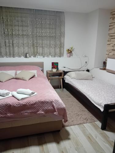 Postel nebo postele na pokoji v ubytování Apartman i Studio Nikolas