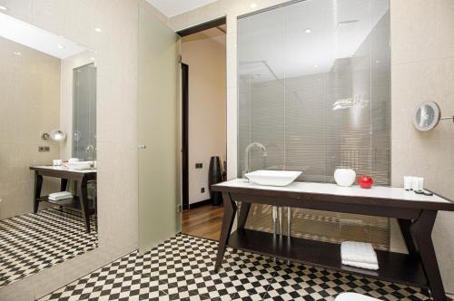 beautiful trendy spacious apartment very central location