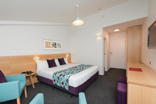Heartland Hotel Fox Glacier tesisinde bir odada yatak veya yataklar