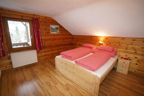 1 dormitorio con 1 cama en una habitación de madera en Haus Ruetzbach en Neustift im Stubaital