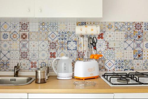 La cuisine est équipée d'un comptoir, d'un grille-pain et d'un évier. dans l'établissement "Stella Home " Perfetto per le tue vacanze in Sicilia sul Golfo di Castellammare ! Relax a pochi mt dal mare per Amici e Famiglie, à Alcamo Marina