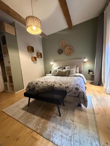 une chambre avec un lit et un lustre dans l'établissement le J&J Appartement spacieux climatisé en centre ville, à Sète