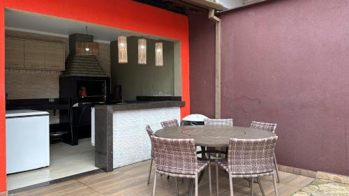 Una cocina o cocineta en Casa c pisc e churrasq a 100m da Praia de Maresias