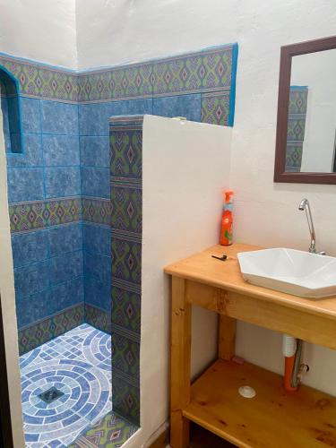 une salle de bain avec un lavabo et des toilettes dans l'établissement Garden studio, à Santa Cruz La Laguna