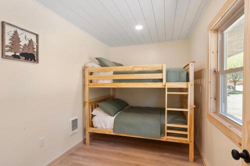 Ένα ή περισσότερα κρεβάτια σε δωμάτιο στο Waterfront 2 bed 2 bath (Suite 2)