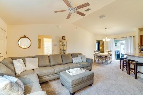 Χώρος καθιστικού στο 1 Mi to Spanish Springs Square The Villages Home!