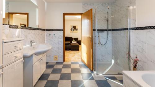 ein Badezimmer mit Dusche und Waschbecken in der Unterkunft Bernsteinbad Koserow - Haus Fünf Elemente Ferienwohnung Feuer in Ostseebad Koserow