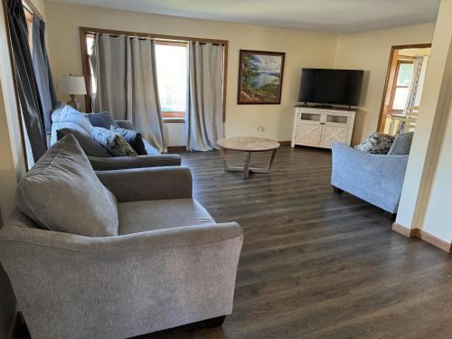 Μια τηλεόραση ή/και κέντρο ψυχαγωγίας στο Mohican Resort Motel, Conveniently located to all Lake George attractions