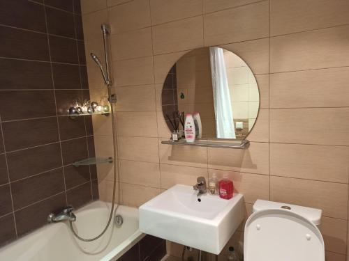 Ένα μπάνιο στο Cozy apartment in Purvciems