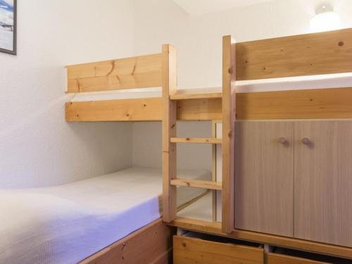 Cette chambre dispose de lits superposés. dans l'établissement Duplex rénové proche des pistes avec balcon - FR-1-346-424, à Arc 1800