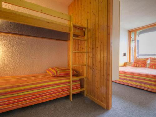 une chambre avec deux lits superposés et une fenêtre dans l'établissement Appartement 2 Pièces pour 6 personnes avec Balcon, Wifi Gratuit, au Pied des Pistes - FR-1-346-541, à Arc 1800