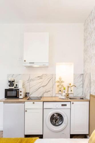a kitchen with a washing machine and a sink at Imperial House Confort - 5 min Gare - Parking in Avon