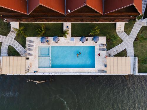 Bazén v ubytování Riverside Hotel Chachalacas nebo v jeho okolí