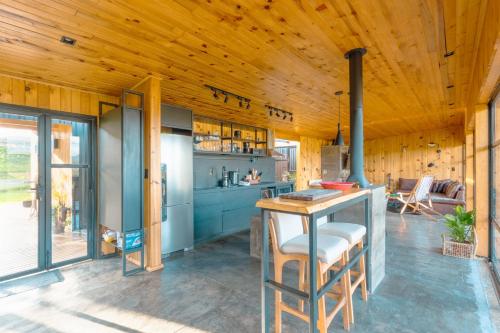 a kitchen with a counter and a stove at Cabana na Serra Lareira e Vista Deslumbrante in Rio Rufino