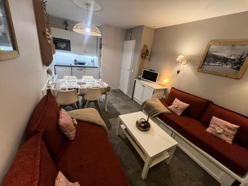 un salon avec un canapé et une table dans l'établissement Résidence Le Thabor - maeva Home - Appartement 2 pièces 7 personnes - Sélection MAE-5901, à Le Désert