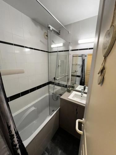 une salle de bain avec une douche, une baignoire et un lavabo dans l'établissement Résidence Le Thabor - maeva Home - Appartement 2 pièces 7 personnes - Sélection MAE-5901, à Le Désert