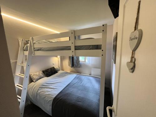 Ce lit superposé se trouve dans une petite chambre dotée de lits superposés. dans l'établissement Résidence Le Thabor - maeva Home - Appartement 2 pièces 7 personnes - Sélection MAE-5901, à Le Désert