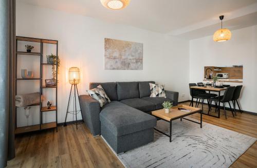 a living room with a couch and a table at REITZ - Apartment I Zentrale Lage I Stellplatz I 55qm I 2 Zimmer I Küche I Bad I Terrasse in Bad Hersfeld