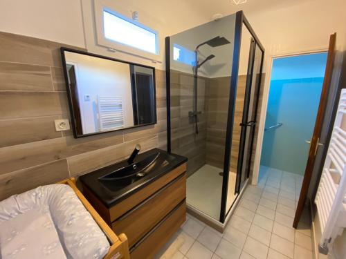 Bilik mandi di Location vacances maison avec piscine sauna spa proche plages