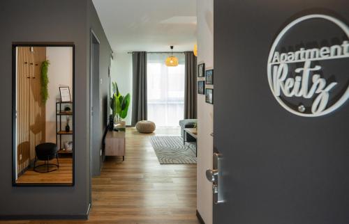 a hallway with a door to a living room at REITZ - Apartment I Zentrale Lage I Stellplatz I 55qm I 2 Zimmer I Küche I Bad I Terrasse in Bad Hersfeld