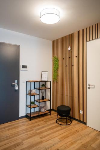 a room with a black chair and a door at REITZ - Apartment I Zentrale Lage I Stellplatz I 55qm I 2 Zimmer I Küche I Bad I Terrasse in Bad Hersfeld