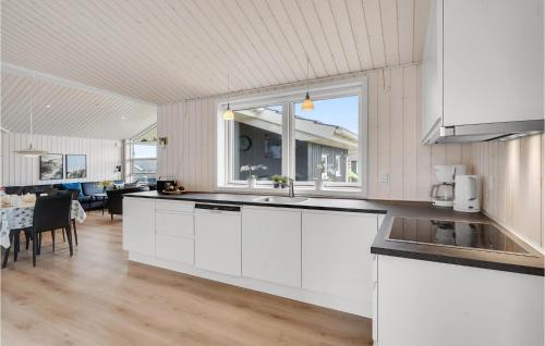 Η κουζίνα ή μικρή κουζίνα στο Stunning Home In Løkken With 5 Bedrooms And Sauna