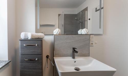 une salle de bain avec un lavabo et un miroir dans l'établissement Ostseebad-Zinnowitz-Ferienwohnung-Traum, à Zinnowitz