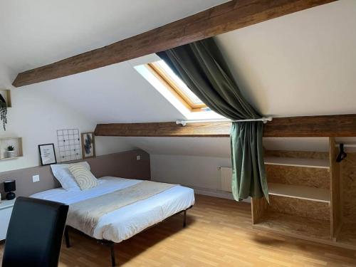 une chambre avec un lit et une fenêtre dans une pièce dans l'établissement Maison 5 chambres idéal famille et groupe, à Anzin