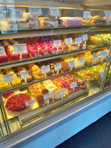 バンスブルーにあるNordic Havenの多数の菓子入りの表示ケース
